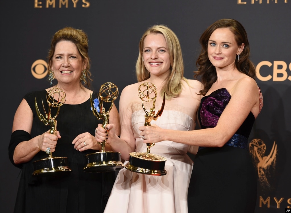 Ann Dowd, desde la izquierda, gana premio como destacada actriz de reparto en una serie dramática, Elisabeth Moss, gana premio de mejor protagonista de una serie dramática, y Alexis Bledel, ganadora del premio a mejor actriz invitada en un drama para "The Handmaid's Tale", posan en el 69th Primetime Emmy Awards, 17 de septiembre de 2017, en el Microsoft Theatre en Los Angeles.