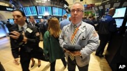 星期四紐約證交所的交易員注視股市的走勢