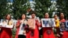 资料照：中国709案被关押的人权律师的家属在北京的最高法院前要求释放她们的丈夫。（2017年7月7日）
