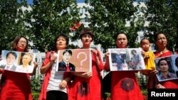 资料照：中国709案被关押的人权律师的家属在北京的最高法院前要求释放她们的丈夫。（2017年7月7日）
