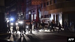 7일 베네수엘라 카라카스에서 정전사태가 발생한 후 시민들이 어둠 속에서 도로를 건너고 있다. 