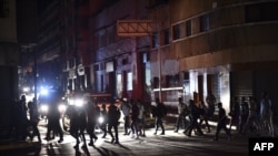 7일 베네수엘라 카라카스에서 정전사태가 발생한 후 시민들이 어둠 속에서 도로를 건너고 있다. 
