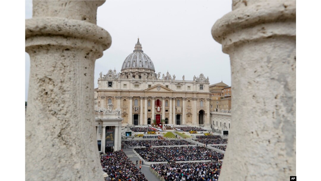 Faithful gather to follow Pope Francis celebrating Easter Mass in St. Peter's Square at the Vatican, April 21, 2019.