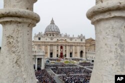 Umat Katolik berkumpul untuk mengikuti misa perayaan Paskah yang dipimpin oleh Paus Fransiskus di Lapangan Santo Petrus di Vatikan, 21 April 2019.