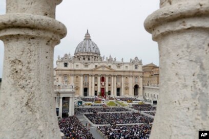 Faithful gather to follow Pope Francis celebrating Easter Mass in St. Peter's Square at the Vatican, April 21, 2019.