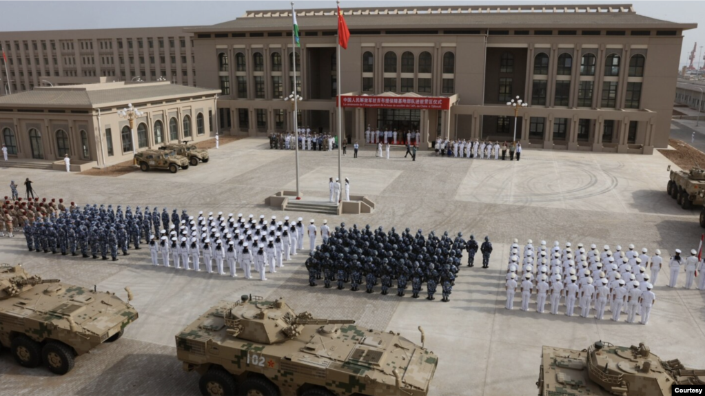 中国军人2017年8月1日在吉布提(Djibouti)举行新基地启用仪式（中国军方图片）(photo:VOA)