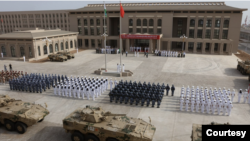 中国军人2017年8月1日在吉布提(Djibouti)举行新基地启用仪式（中国军方图片）