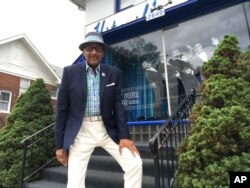 Abdul "Duke" Fakir, satu-satunya anggota Four Tops yang masih hidup dan teman lama almarhum Aretha Franklin, berpose di depan Motown Museum, di Detroit, 22 Agustus 2018. (Foto: dok).