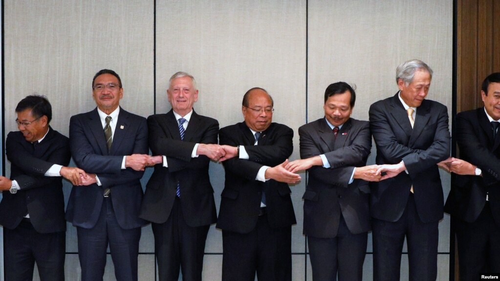 美防长马蒂斯2017年出席香格里拉对话会期间会见东盟防长(路透社)