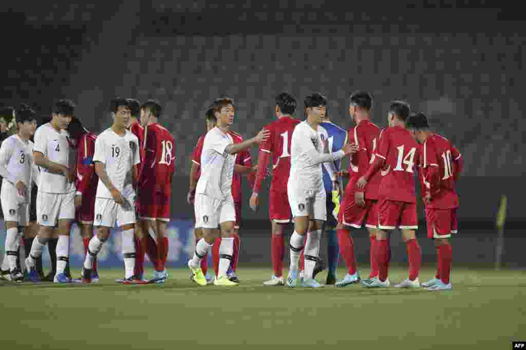 شمالی کوریا نے تاریخ میں پہلی مرتبہ مردوں کے کسی فٹ بال میچ کی میزبانی کی اور یہ میچ دونوں حریف ملکوں شمالی و جنوبی کوریا کی ٹیموں کے درمیان منگل کو کھیلا گیا۔