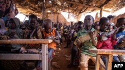 Des écoliers du primaire écrivent sur leur tableau dans une salle de classe à l'école de Koum-Lakre, située à la périphérie de Kaya, le 16 novembre 2020.