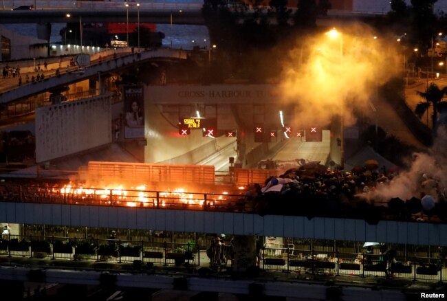 香港抗议者和警方星期天(11月17日)在理工大学外爆发激烈冲突。