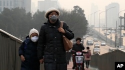 北京居民在严重雾霾中遮掩口鼻