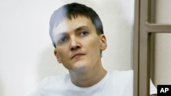 Perwira militer wanita Ukraina yang ditahan, Nadezhda Savchenko, di pengadilan. Donetsk, Rostov-on-Don, Rusia (AP Photo)