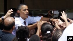 Tổng thống Obama bắt tay các cử tri gốc Châu Mỹ Latinh tại Orlando, Florida.