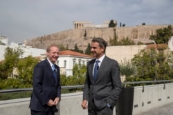 Presiden Microsoft Brad Smith (kiri) bersama PM Yunani Kyriakos Mitsotakis di Museum Acropolis, dengan latar belakang kuil kuno Parthenon, Athena tengah, Senin, 5 Oktober 2020.