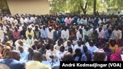 Les militantes et militants de la plate-forme syndicale revendicative en assemblée générale à la bourse de travail de N'Djamena, le 24 février 2018. (VOA/ André Kodmadjingar)