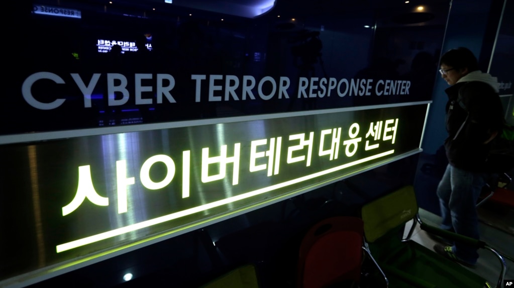 资料照片: 2013年3月21日一行人走过韩国首尔国家警察局网络恐怖应对中心的图标(photo:VOA)