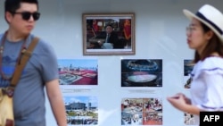 지난 6일 베트남 하노이 주재 북한 대사관 벽에 김정은 국무위원장의 사진이 걸려있다.