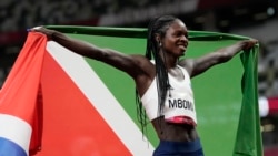 Namibienne Christine Mboma célèbre après avoir décroché une médaille d'argent lors de la finale du 200 mètres femmes, mardi 3 août 2021, à Tokyo.