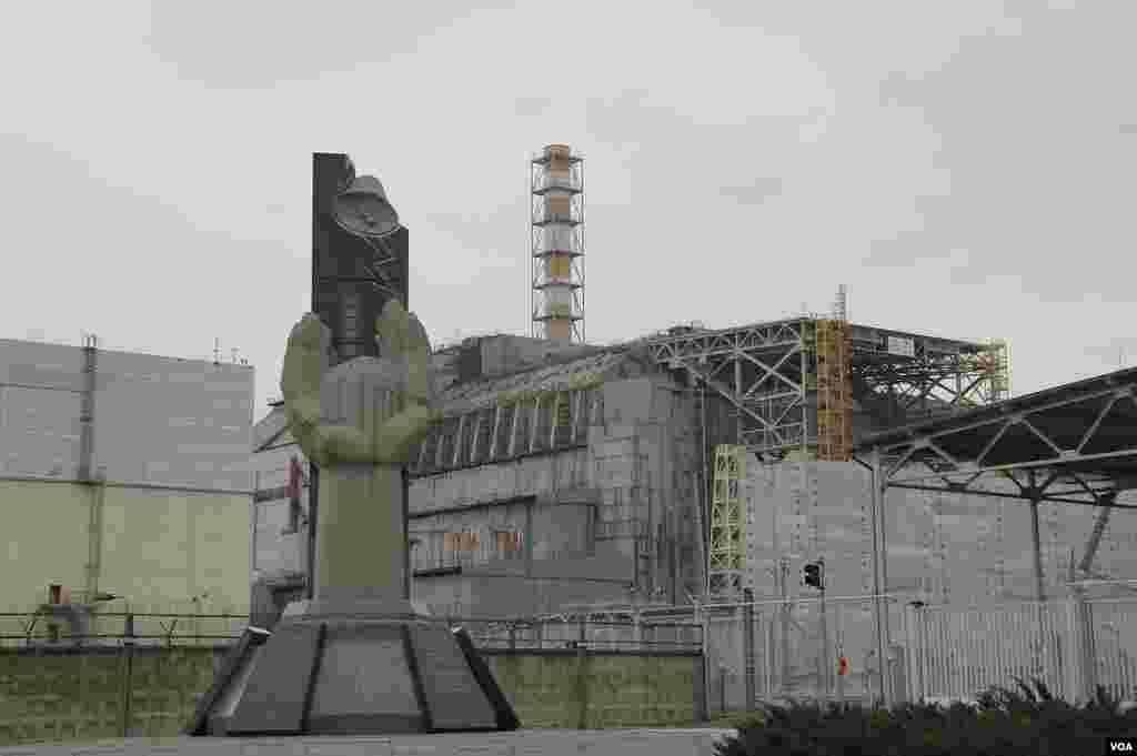  The original sarcophagus over the crippled Chernobyl plant has been cracking and leaking radiation, March 20, 2014. (S. Herman/VOA)