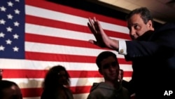 미국 공화당 대선 경선에 도전한 크리스 크리스티 뉴저지 주지사가 지난 9일 예비선거가 열린 뉴햄프셔주에서 지지자들에게 손을 흔들고 있다.