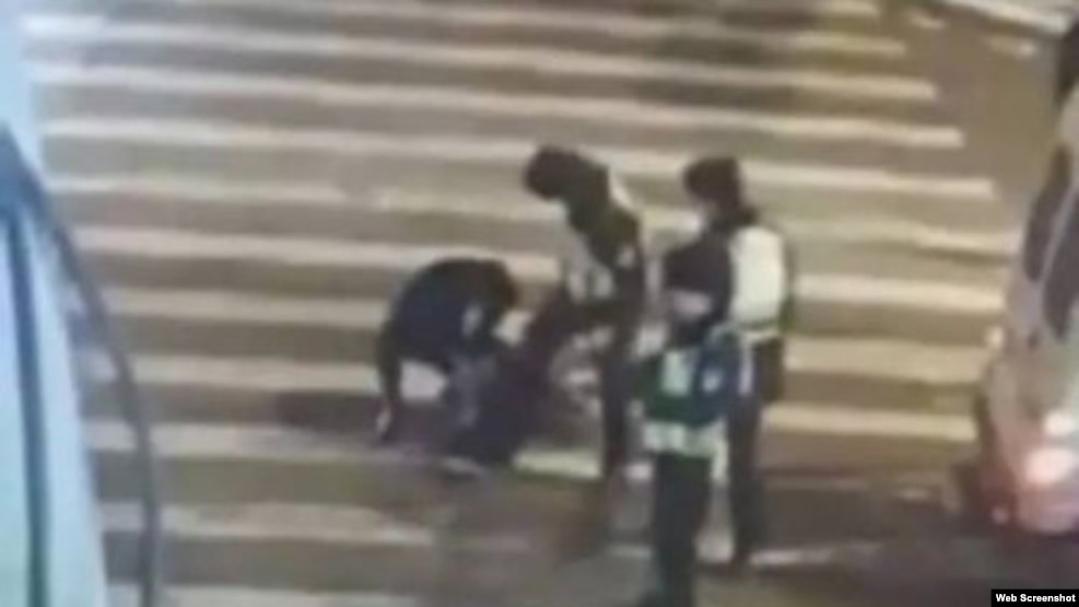 内蒙古乌兰浩特市男子中枪后遭殴打(网络视频截图) 