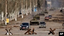 Los separatistas prorrusos conducen un convoy de vehículos armados en Vuhlehirsk, cerca a Debaltseve.