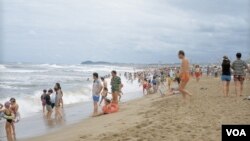 Cientos de miles de personas aprovechan los días cálidos que quedan del verano y celebran el Día del Trabajo, nacionalmente feriado el lunes, en la playa.