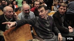 El abogado Íñigo Iruin y Rufino Exteberria del descalificado partido Batasuna durante la presentación de Sortu.