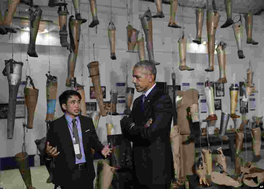 Presiden AS Barack Obama mengunjungi pusat prostetik di Vientiane, Laos (7/9). (AP/Carolyn Kaster)