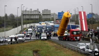 Truckers Block Calais to Demand Closure of Migrant Camp