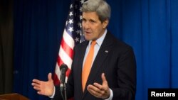 John Kerry habla durante una conferencia de prensa en la embajada de EE.UU. en Londres.