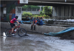 Gubernur Jawa Tengah, Ganjar Pranowo melihat kondisi banjir di Semarang pada 28 Februari 2021, terlihat posisi air yang lebih tinggi dari jalan raya. (Foto: Courtesy/Humas Jateng)