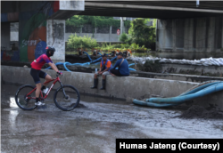 Gubernur Jawa Tengah, Ganjar Pranowo melihat kondisi banjir di Semarang pada 28 Februari 2021, terlihat posisi air yang lebih tinggi dari jalan raya. (Foto: Courtesy/Humas Jateng)