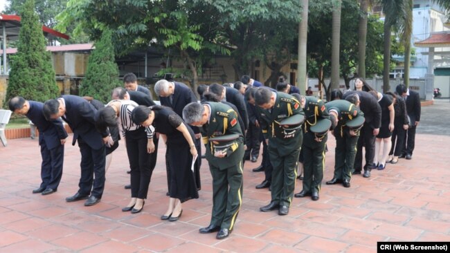 Phái đoàn Trung-Việt đến viếng nghĩa trang liệt sĩ Trung Quốc ở Gia Lâm, Hà Nội, ngày 30/9/2018.