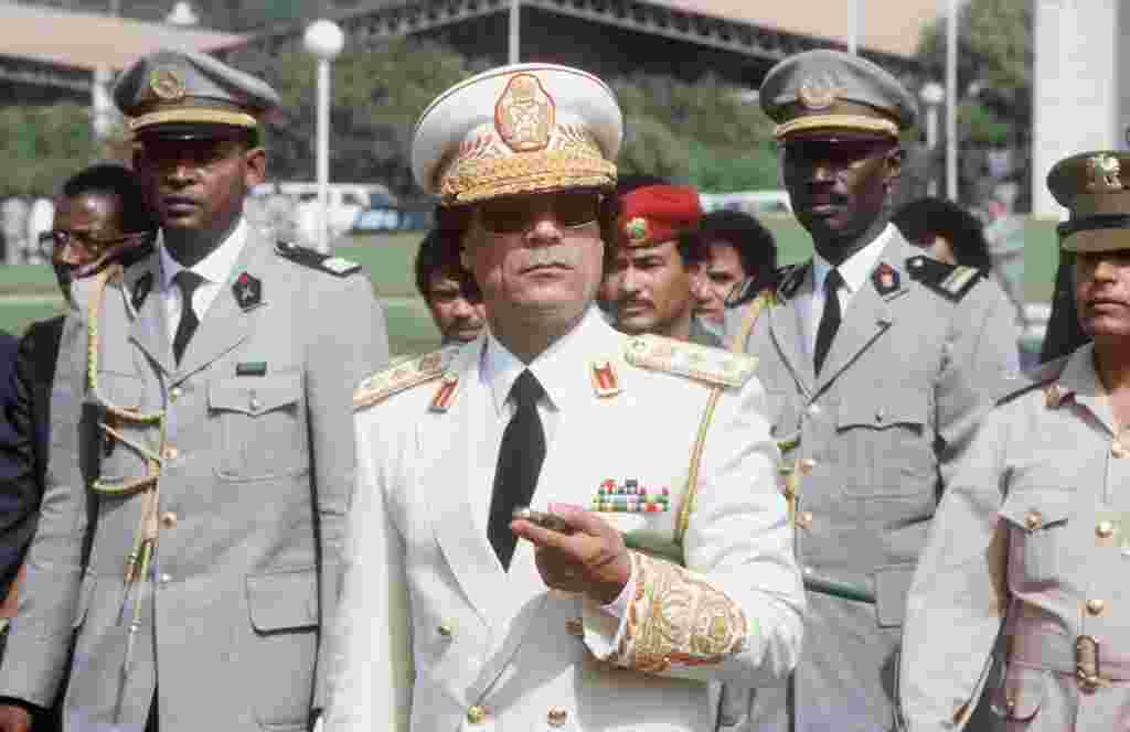 Como líder de Libia, Moammar Gadhafi saluda a las tropas durante su visita oficial a Senegal en 1985. Cuando tomó el control de Libia en 1969, lo hizo en nombre de “la libertad, el socialismo y la unidad”.