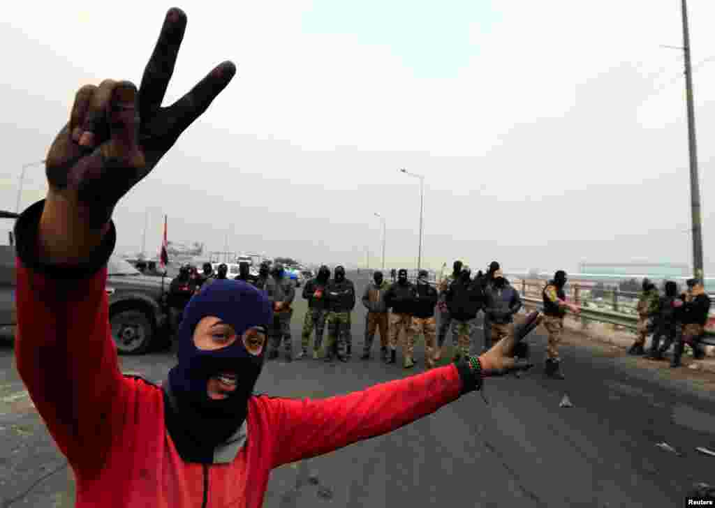 مظاہروں کے پیش نظر سیکیورٹی فورسز نے بغداد کے گرین زون کی جانب جانے والے راستے بند کر دیے تھے۔