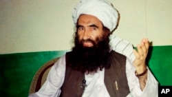 Archivo. Jalaluddin Haqqani, fundador del grupo militante Haqqani network, habla durante una entrevista en Miram Shah, Pakistán, el 22 de agosto de 1998. 