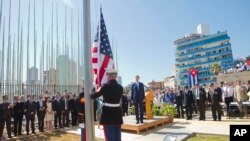 14일 쿠바 아바나의 미국 대사관에서 성조기 게양식이 거행되는 가운데 존 케리 미국 국무장관과 참석자들이 이를 지켜보고 있다.