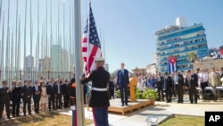 지난 2015 8월 재개설한 쿠바 아바나의 미국 대사관에 성조기 게양식이 거행되고 있다.
