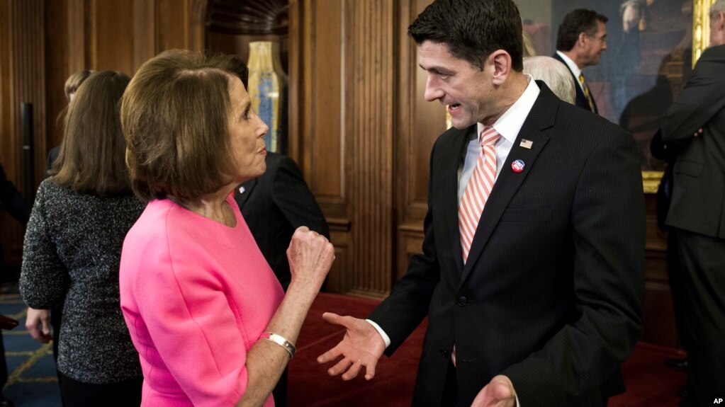 El presidente de la Cámara de Representantes de EE.UU., Paul Ryan, y la líder de la minoría en la Cámara, Nancy Pelosi conversan en el Capitolio.