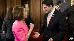 El presidente de la Cámara de Representantes de EE.UU., Paul Ryan, y la líder de la minoría en la Cámara, Nancy Pelosi conversan en el Capitolio.