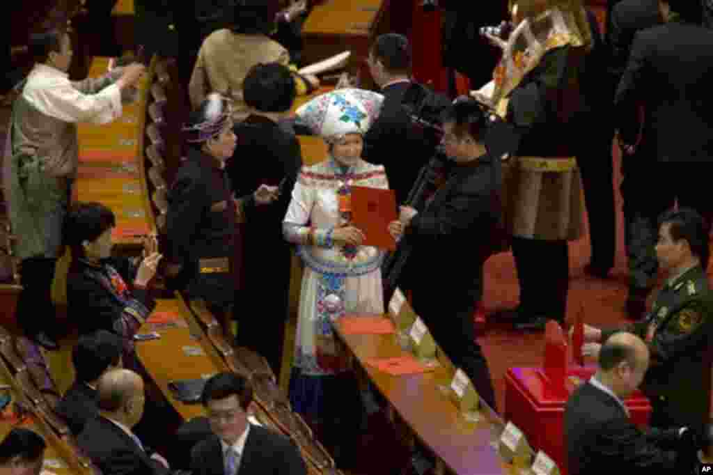 14일 중국 인민대회당에서 열린 전인대 전체회의에서 전통복장을 하고 참가한 소수민족 대표(가운데).