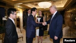 Perdana Menteri Jepang Shinzo Abe bersalaman dengan Presiden AS terpilih Donald Trump di Trump Tower di Manhattan, New York. 