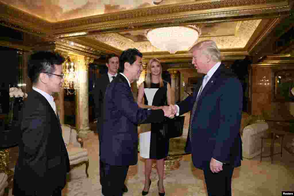 2016年11月17日，美國當選總統川普和日本首相安倍在紐約的川普大樓會面。川普的女兒伊萬卡&middot;川普&middot;庫什納和女婿賈里德&middot;庫什納在旁邊 