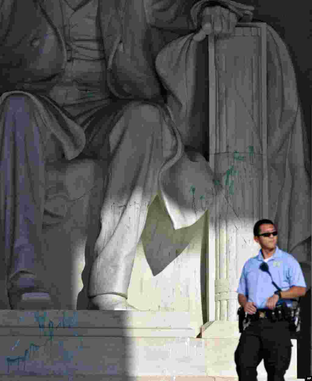 Un agente de la Policía de Parques de Estados Unidos de guardia junto al monumento Abraham Lincoln, en Washington, este viernes, luego de que un visitante manchara la estatua con pintura verde.