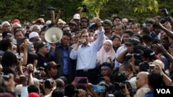 Pemimpin oposisi Malaysia, Anwar Ibrahim berbicara kepada para pendukungnya di luar pengadilan Malaysia di Kuala Lumpur (9/1).