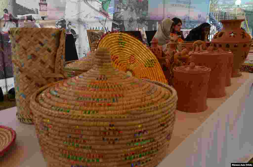 تنکوں سے بنائی گئی مختلف روایتی اشیا