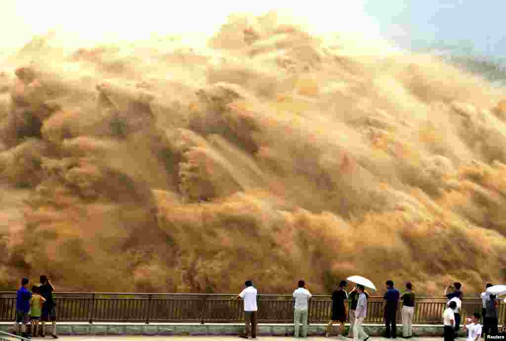 امواج غول آسا در رود زرد در چین، طی عملیات شن شویی 